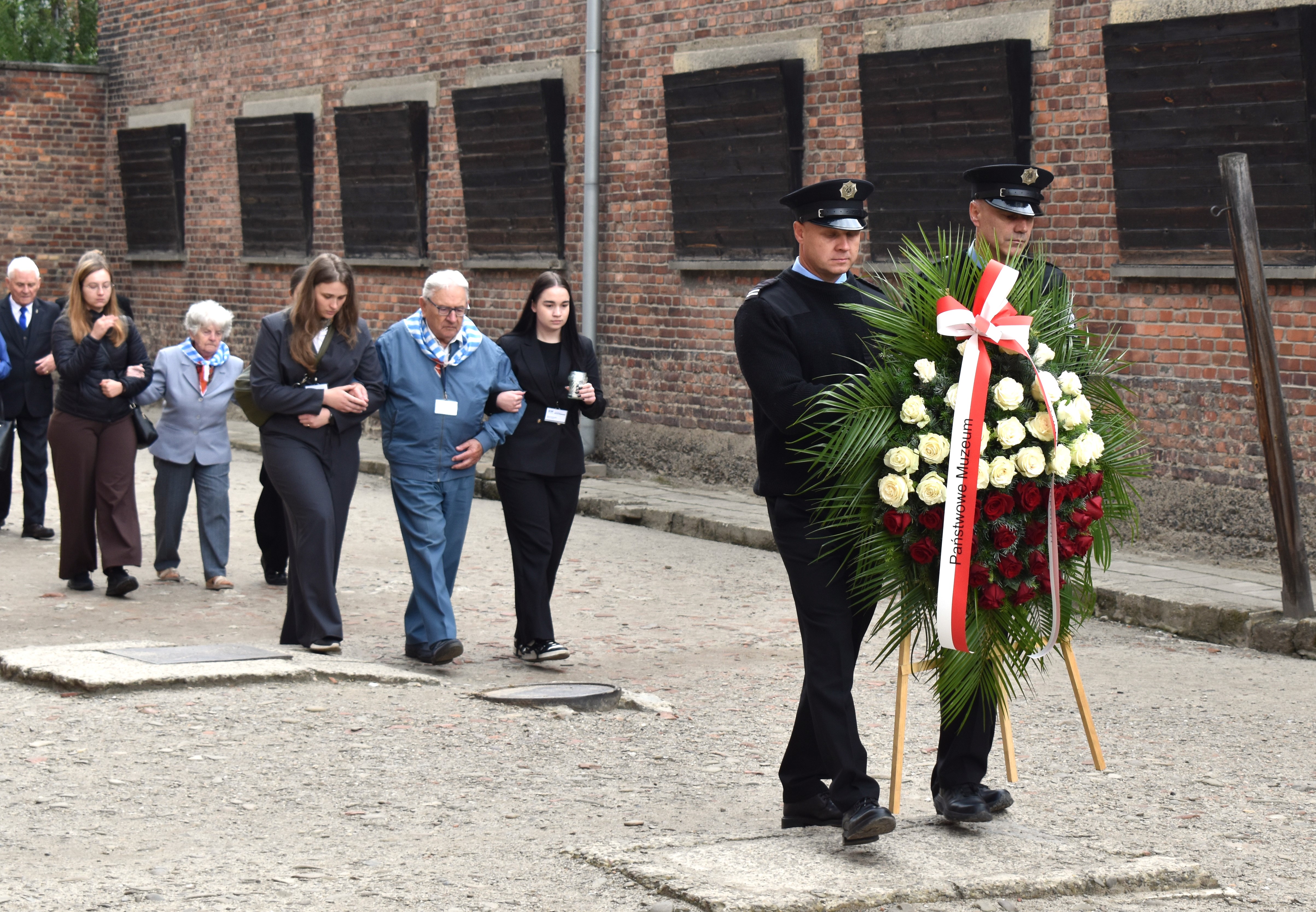 Osoby składające hołd podczas obchodów pierwszego transportu Polaków do Auschwitz