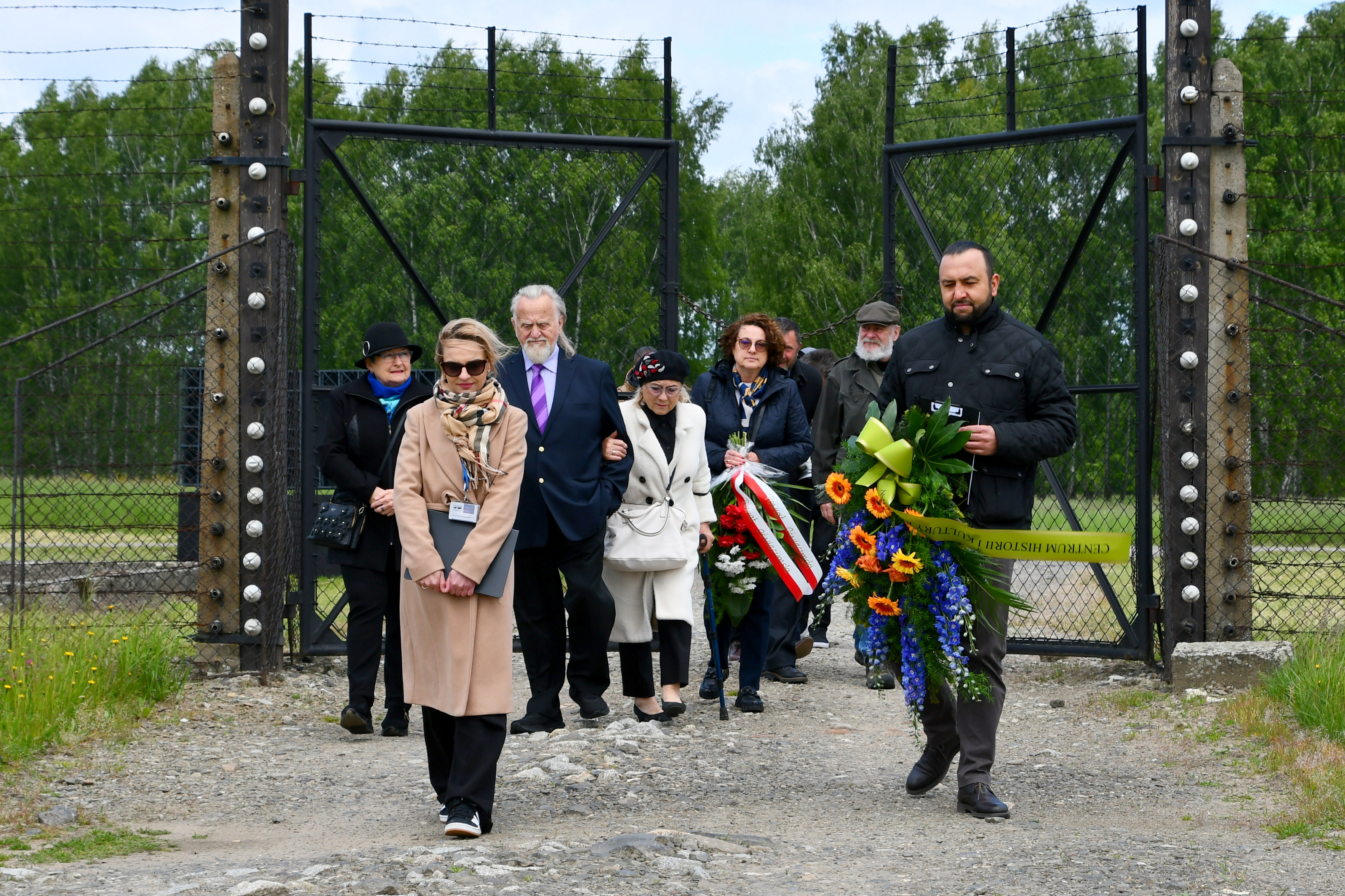Grupa uczestników uroczystości rocznicowych na terenie byłego obozu zagłady Birkenau