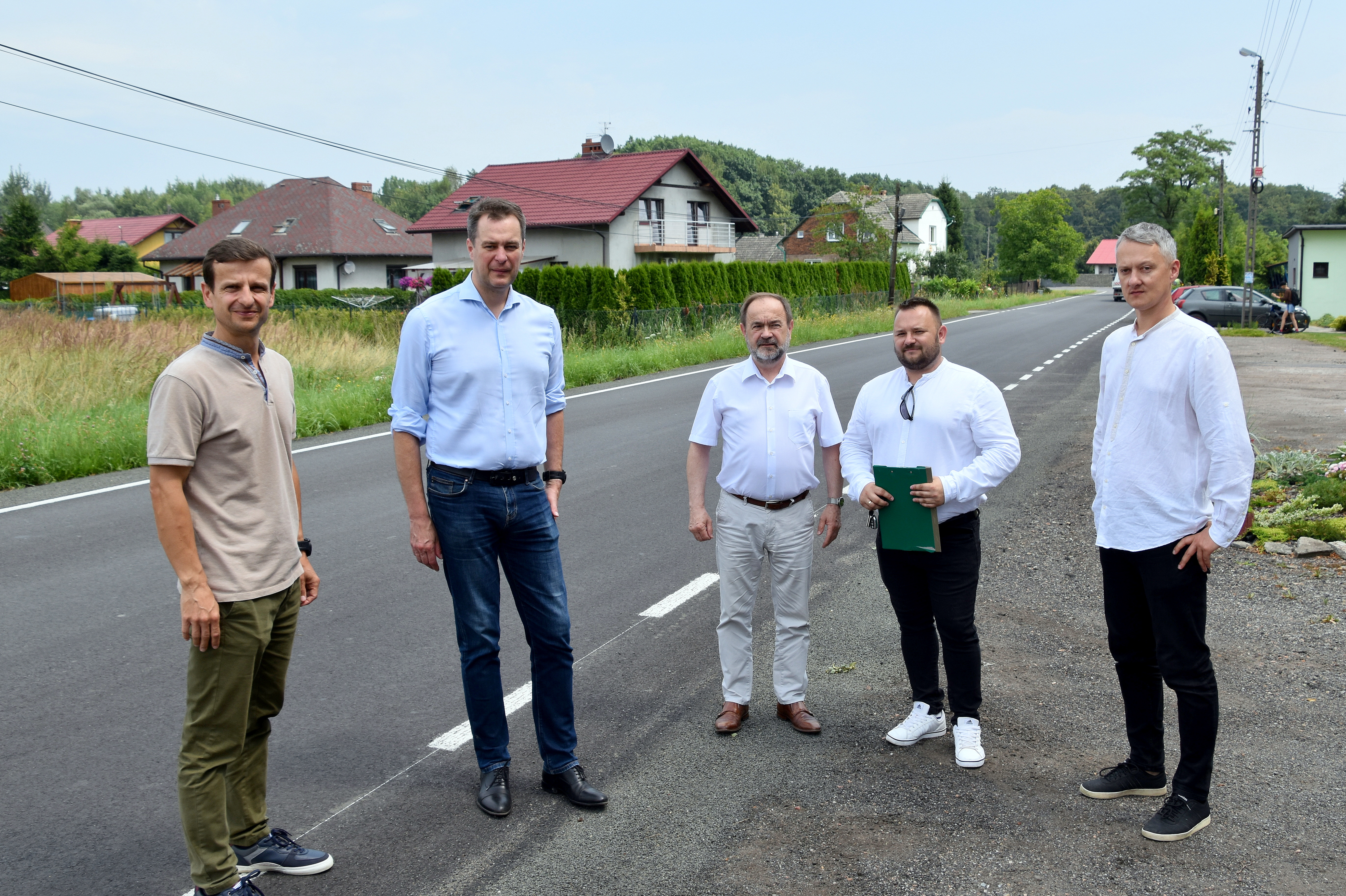 Pamiątkowe zdjęcie włodarzy Powiatu i Gminy Brzeszcze na wyremontowanym odcinku drogi powiatowej ul. Spółdzielcza w Jawiszowicach