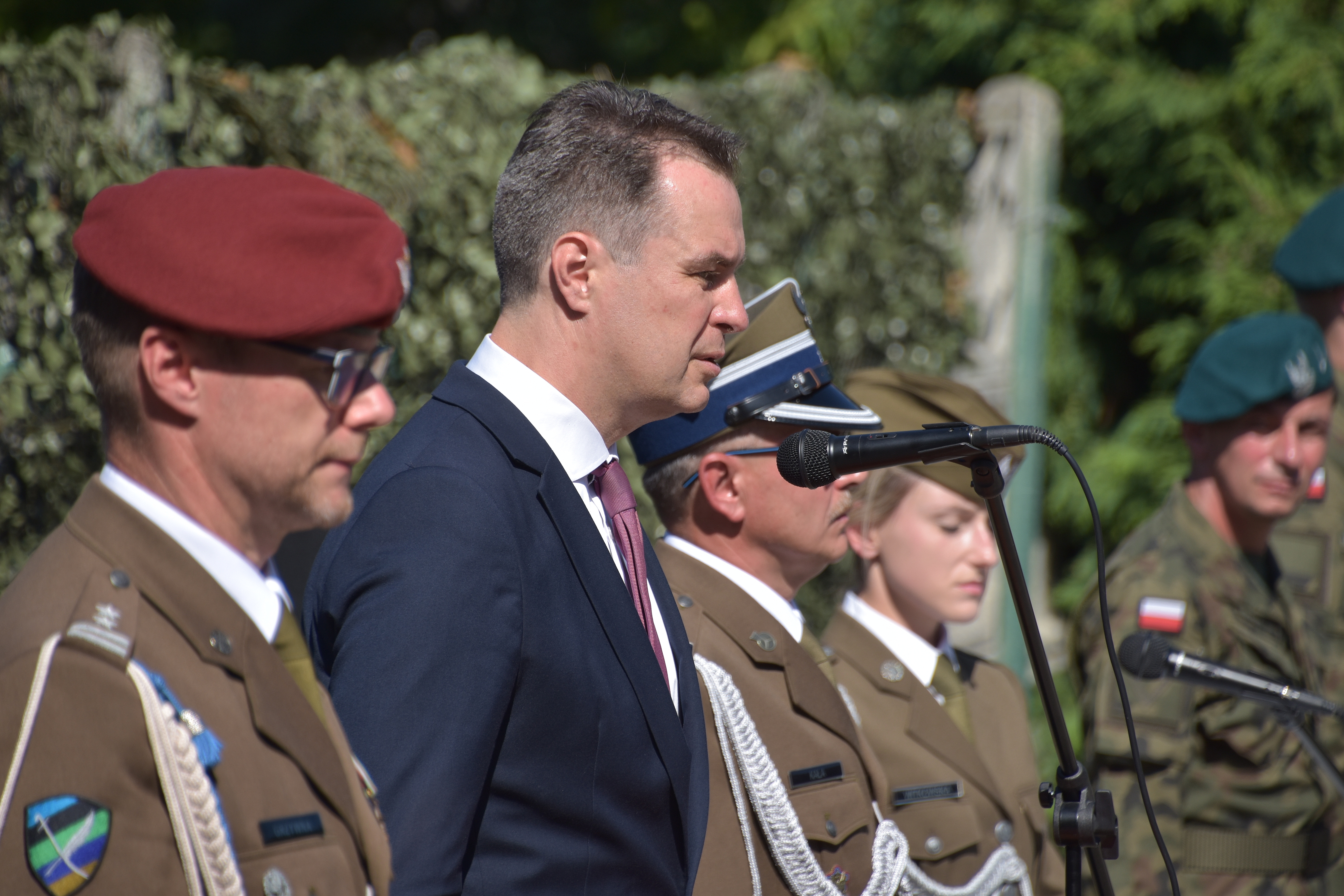 Na pierwszym planie szef WCR i przemawiający starosta oświęcimski