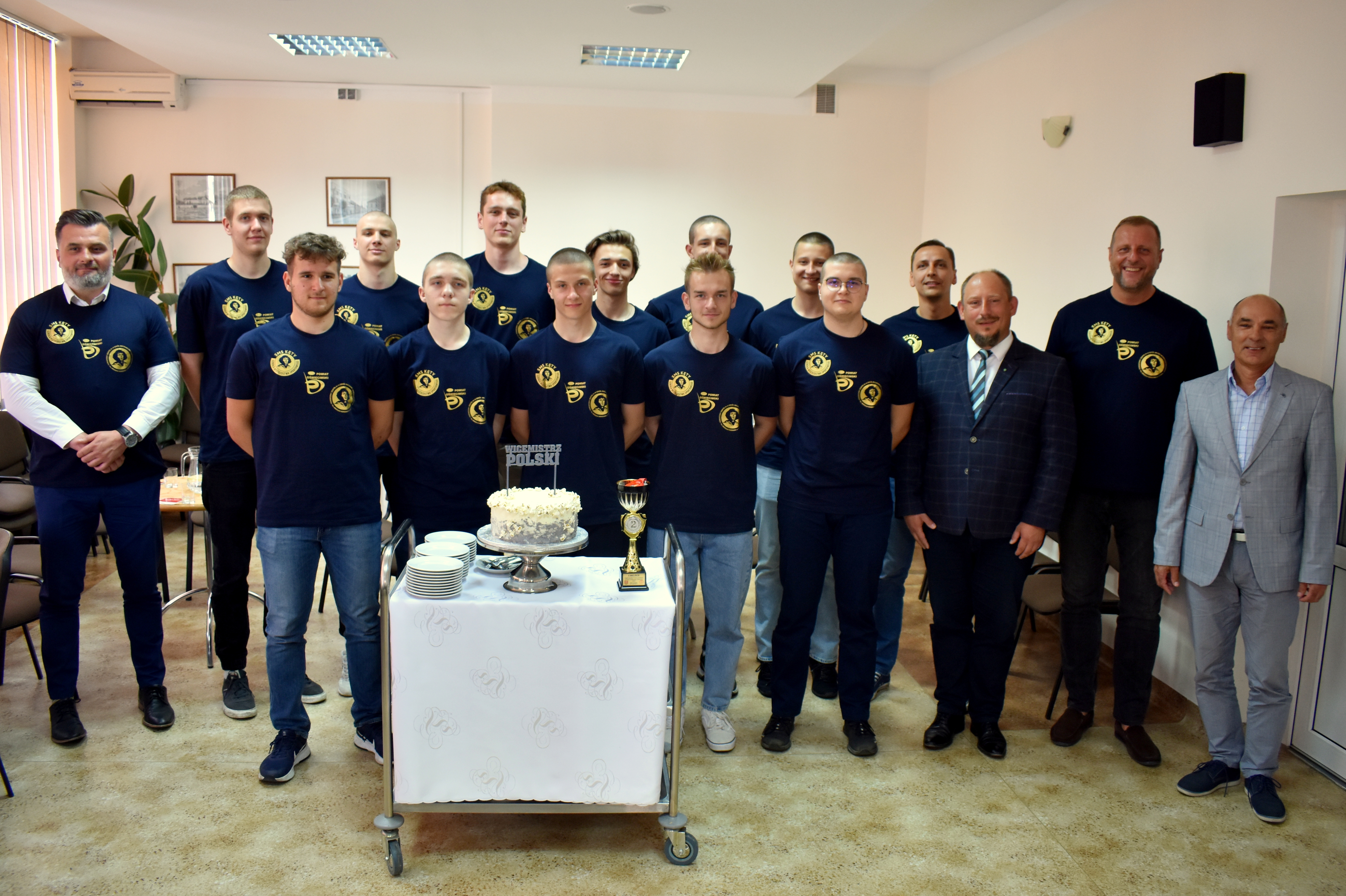 Pamiątkowe zdjęcie drużyny, opiekunów i włodarzy