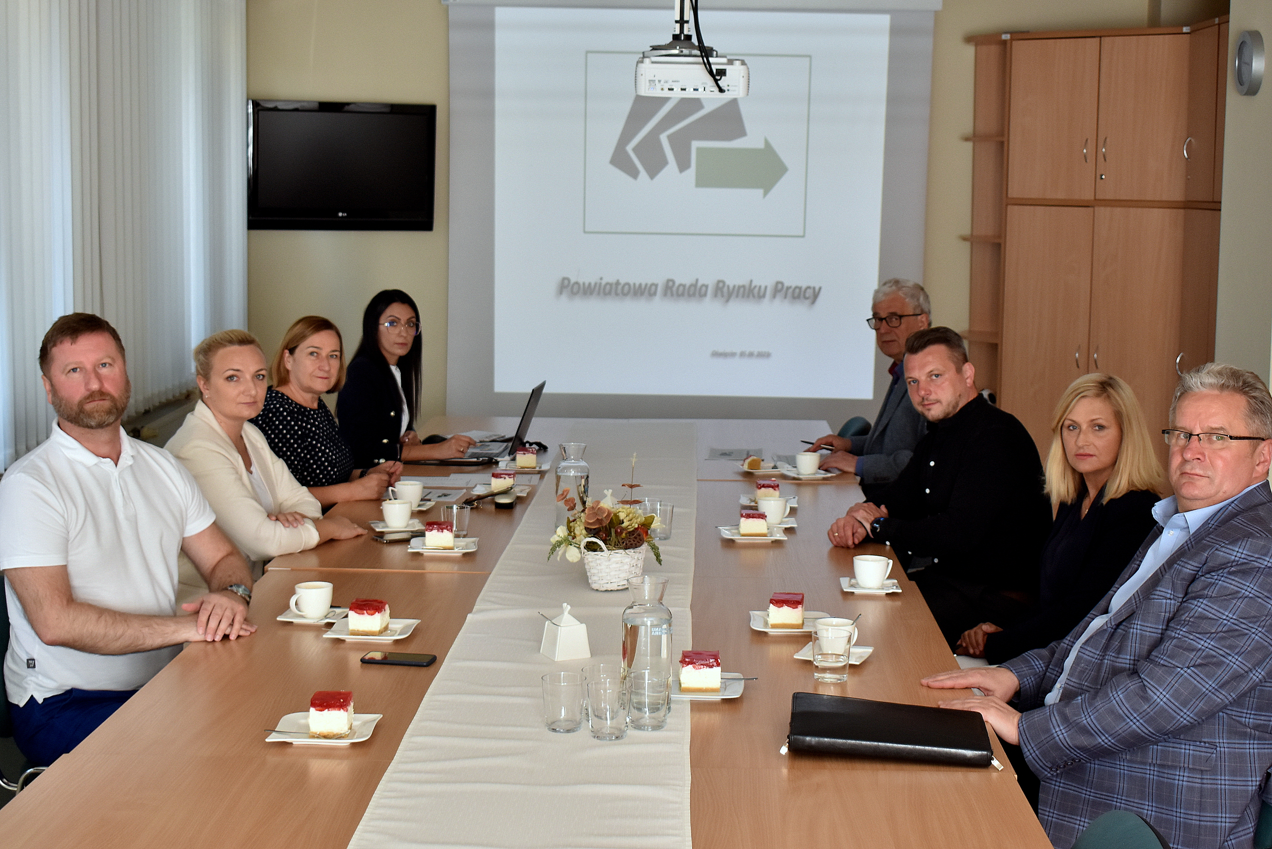 Na zdjęciu osoby biorące udział w obradach Powiatowej Rady Rynku Pracy
