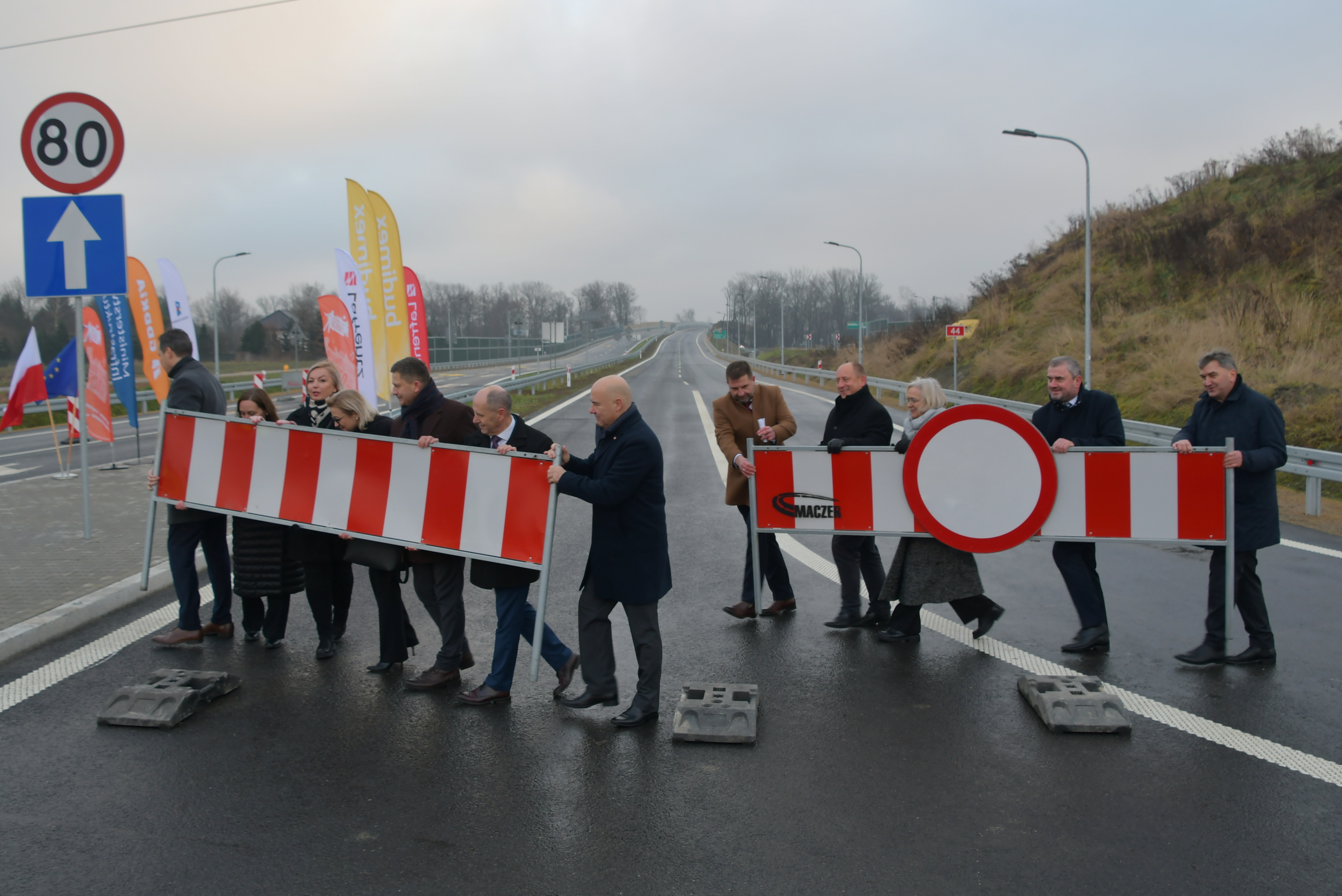 Samorządowcy usuwają zapory z drogi umożliwiając wjazd na nowy most