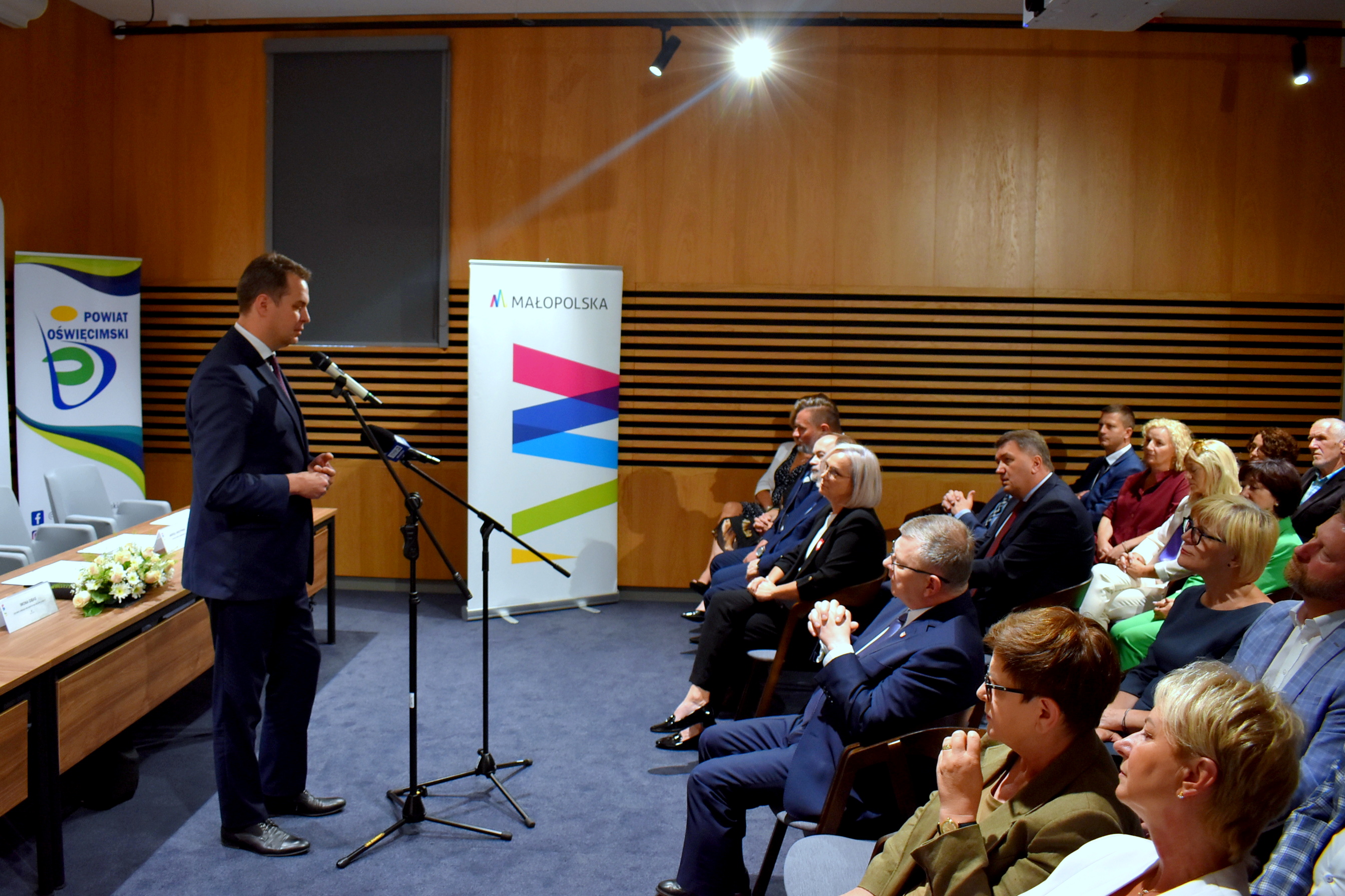 Starosta oświęcimski przemawia do gości zgromadzonych w Muzeum Pamięci na uroczystości przekazania placówki Województwu Małopolskiemu