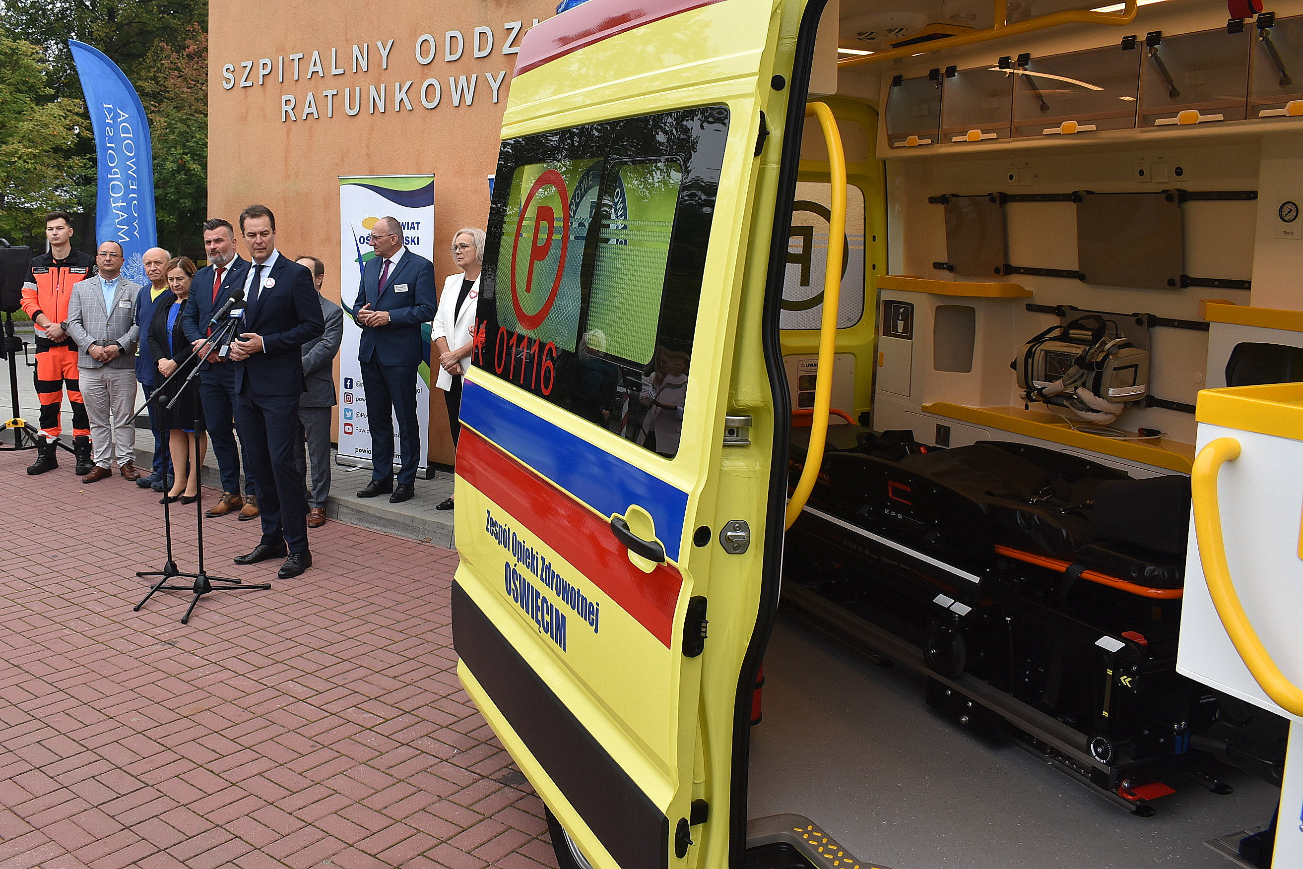 Na pierwszym planie nowy ambulans, w tle goście wydarzenia