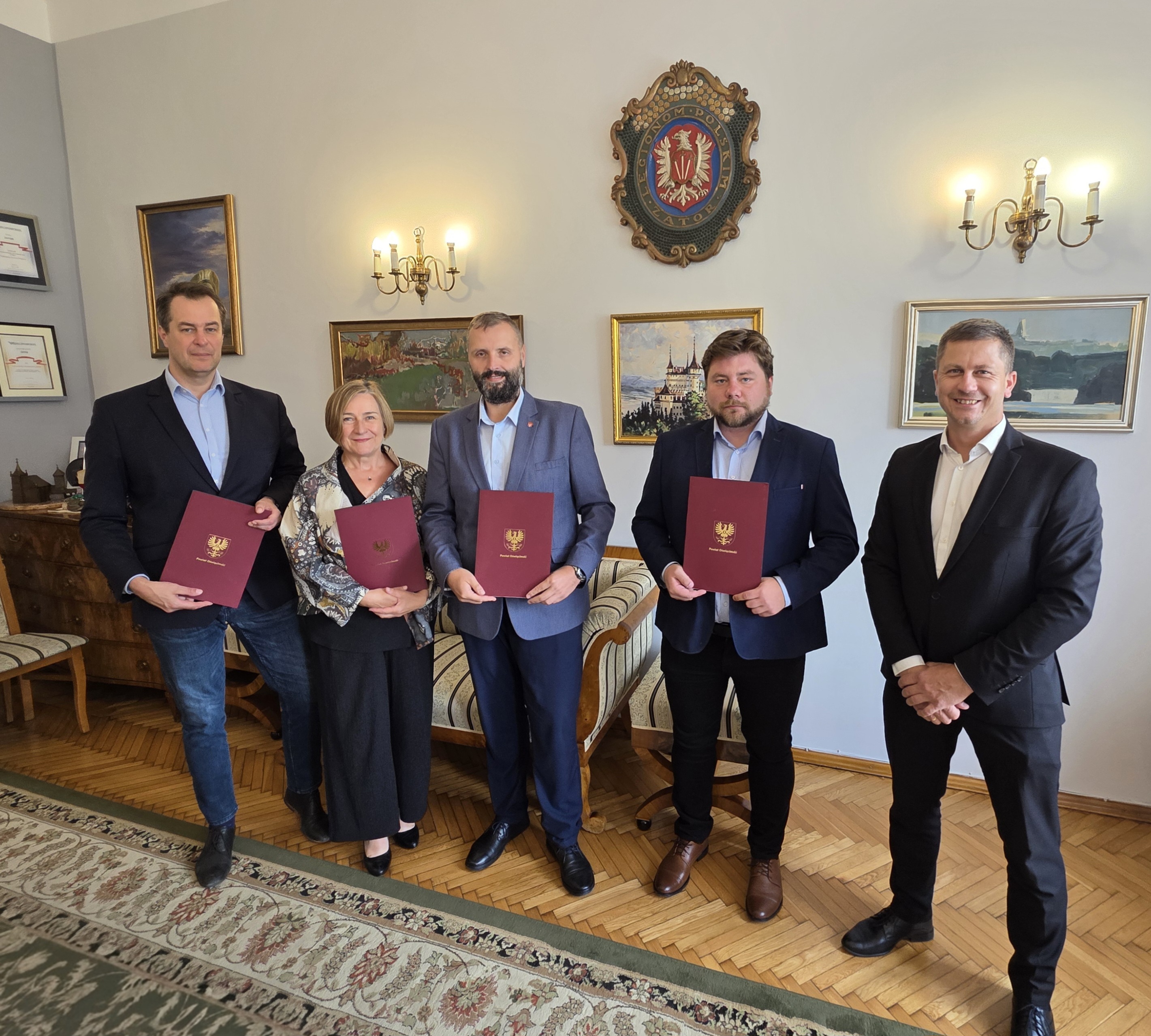 Włodarze Powiatu i Gminy Zator pod podpisaniu umowy w zatorskim magistracie