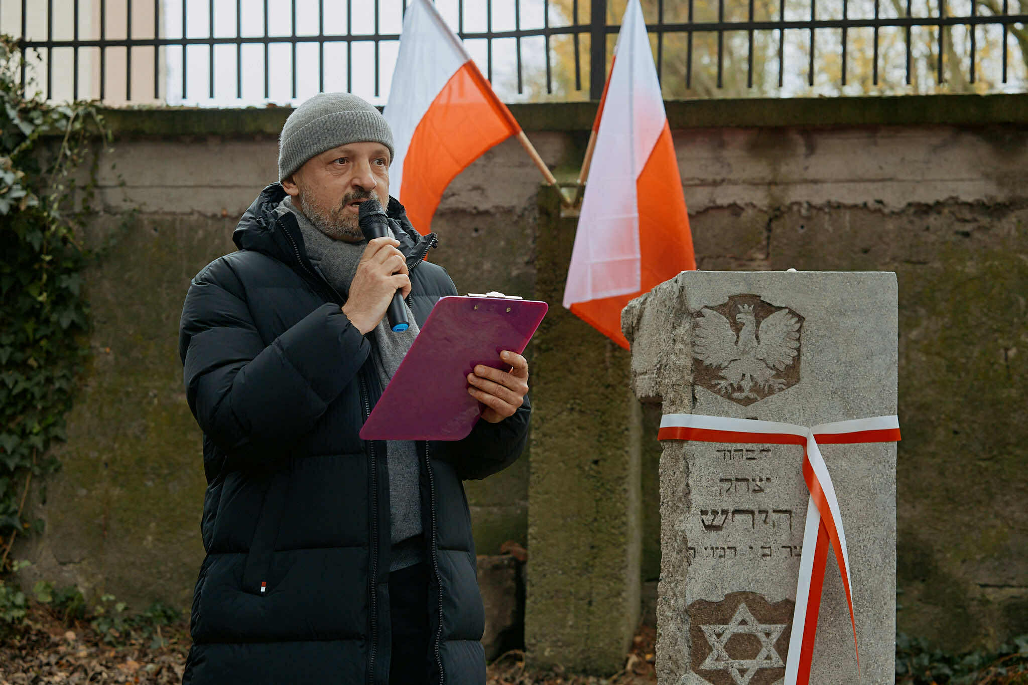 Dyrektor Muzeum Żydowskiego przemawia obok odrestaurowanego nagrobka legionisty