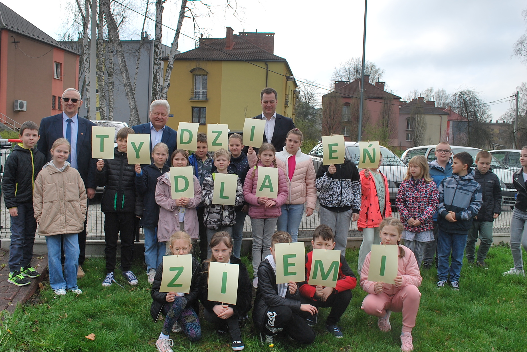 Na zdjęciu grupa dzieci z Chełmka wraz z burmistrzem tego miasta i starostą oświęcimskim