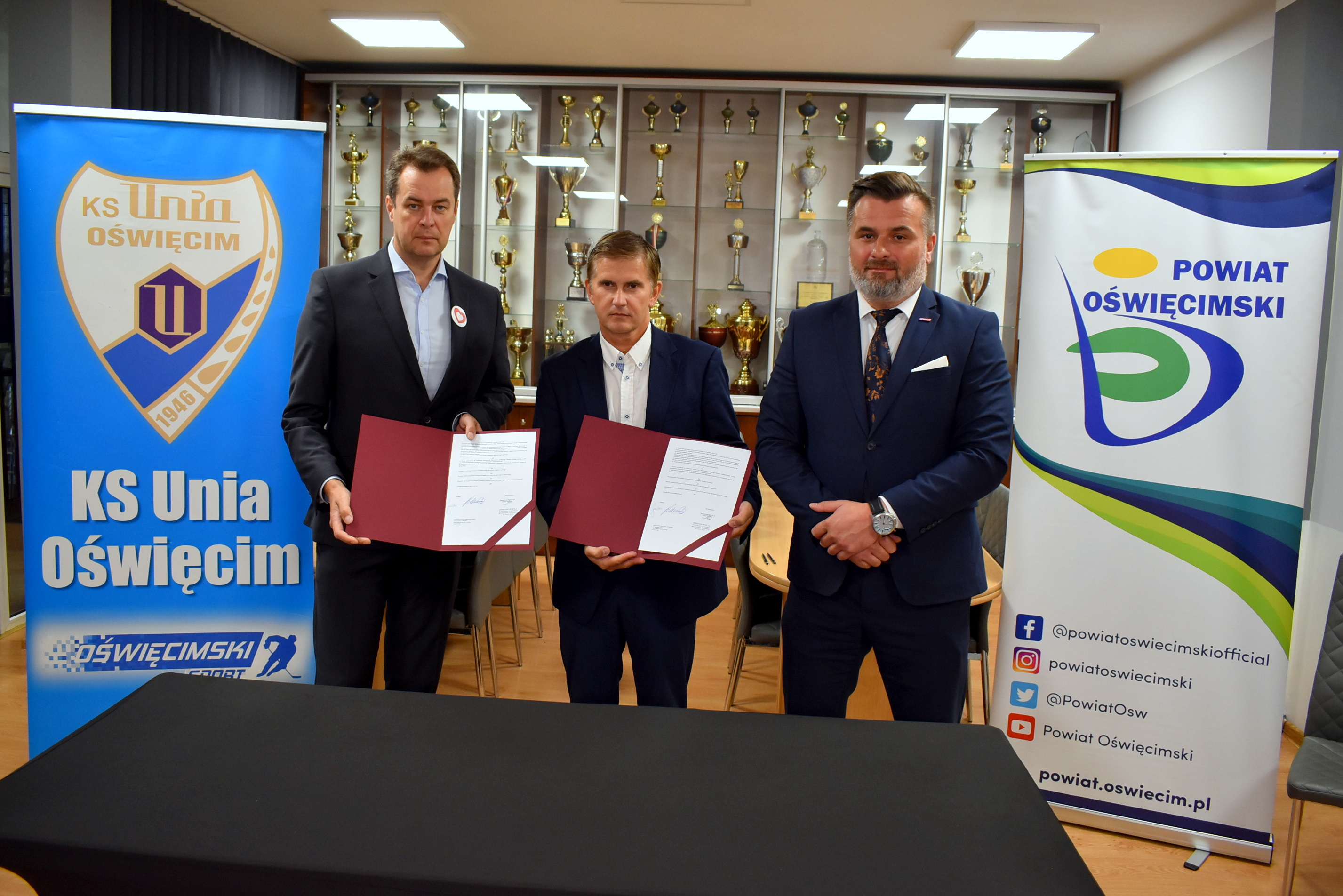 Włodarze Powiatu i szef Unii Oświęcim prezentują podpisane umowy