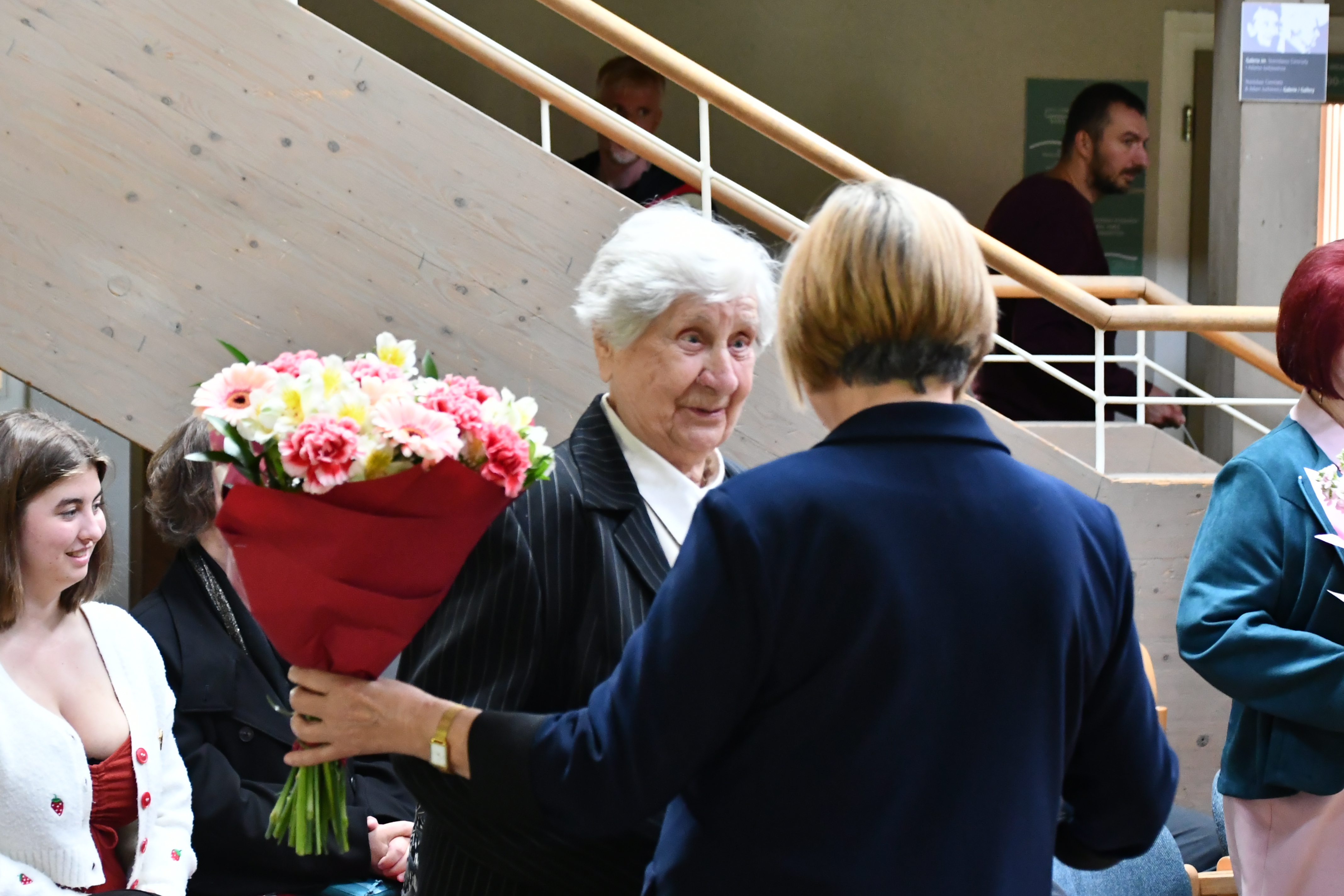 Teresa Jankowska wręczająca bukiet Pani Janinie
