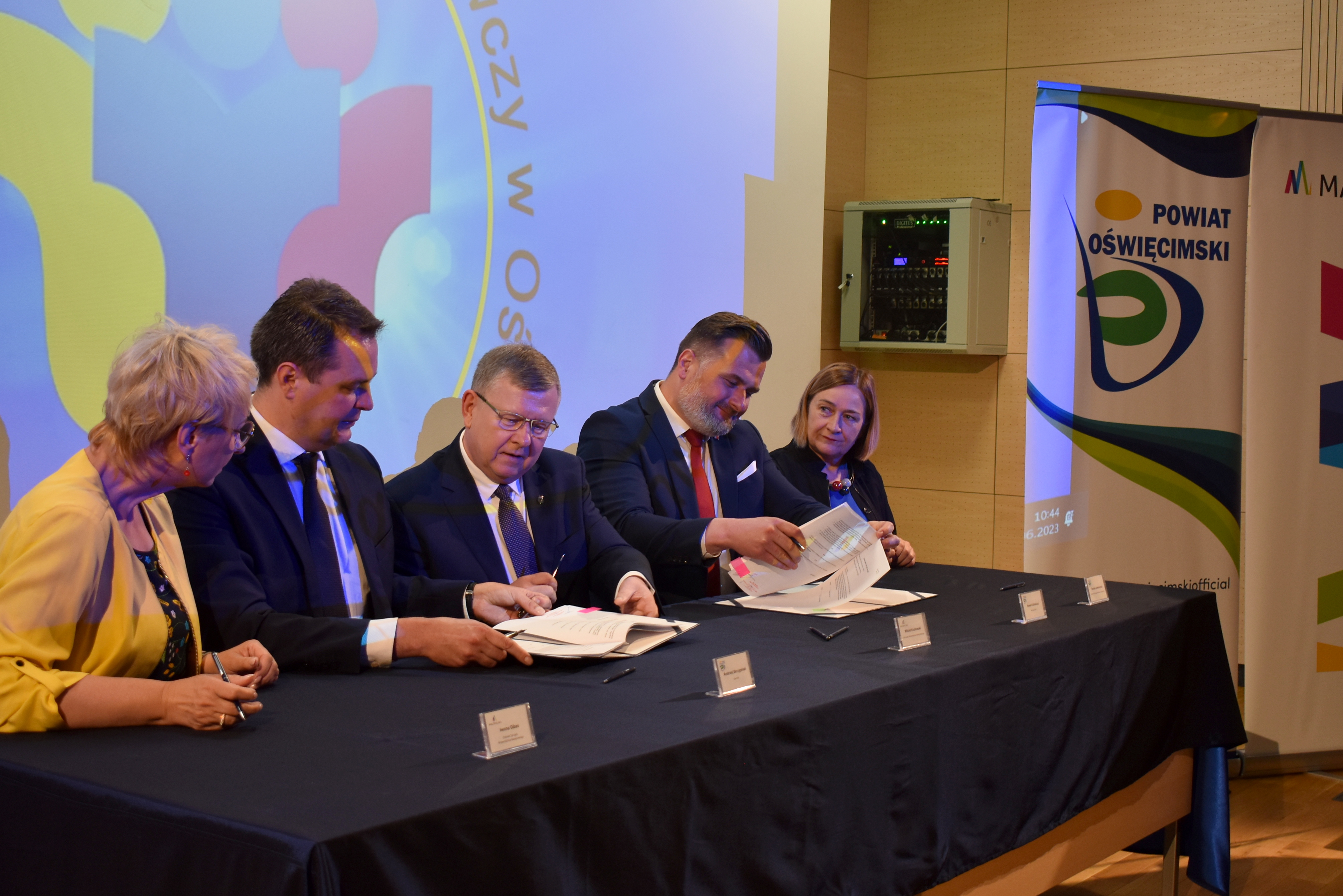 Moment podpisania umowy przez władze Powiatu i Małopolski