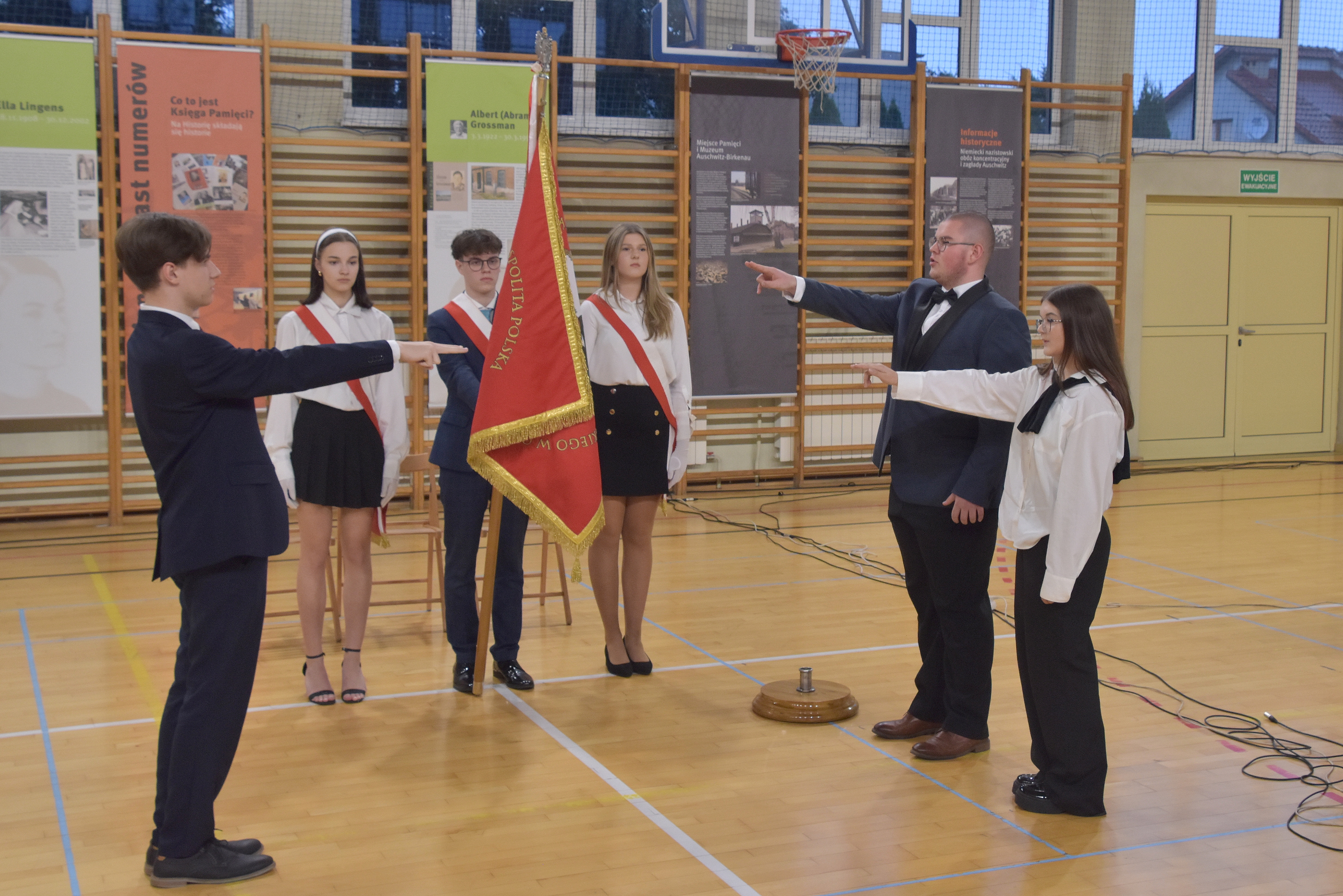 Ślubowanie na sztandar szkoły składa trzech uczniów, reprezentujących poszczególne klasy