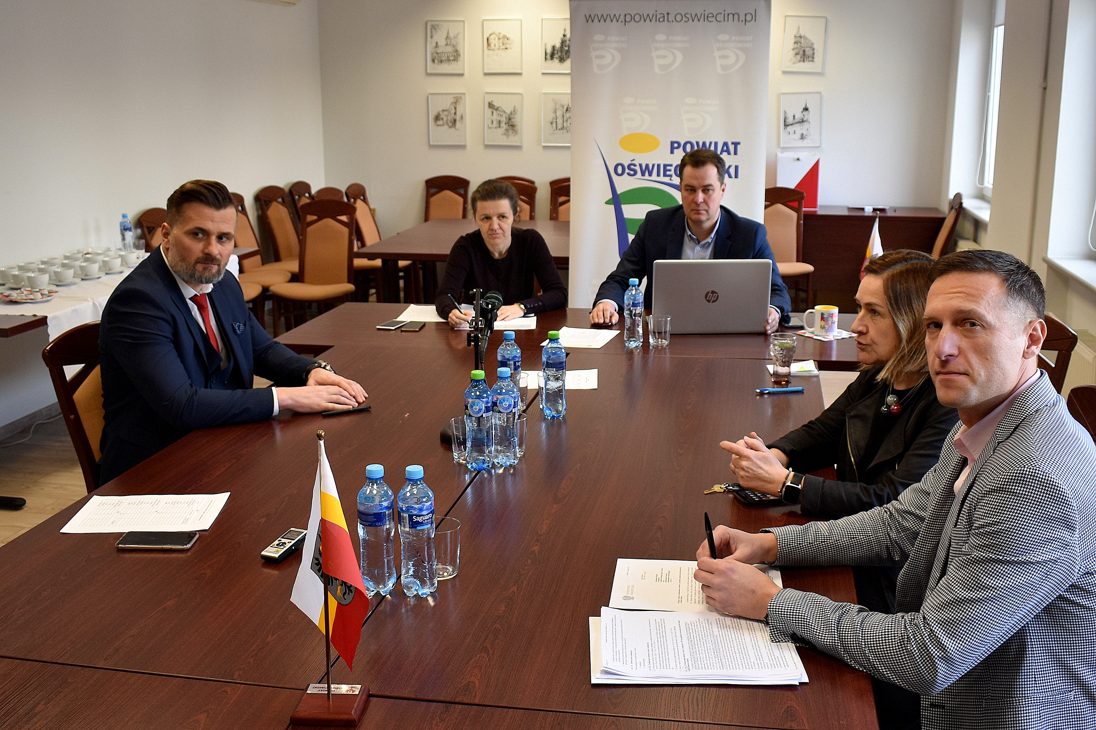 Posiedzenie Powiatowego Zespołu Zarządzania Kryzysowego w sali narad starostwa.