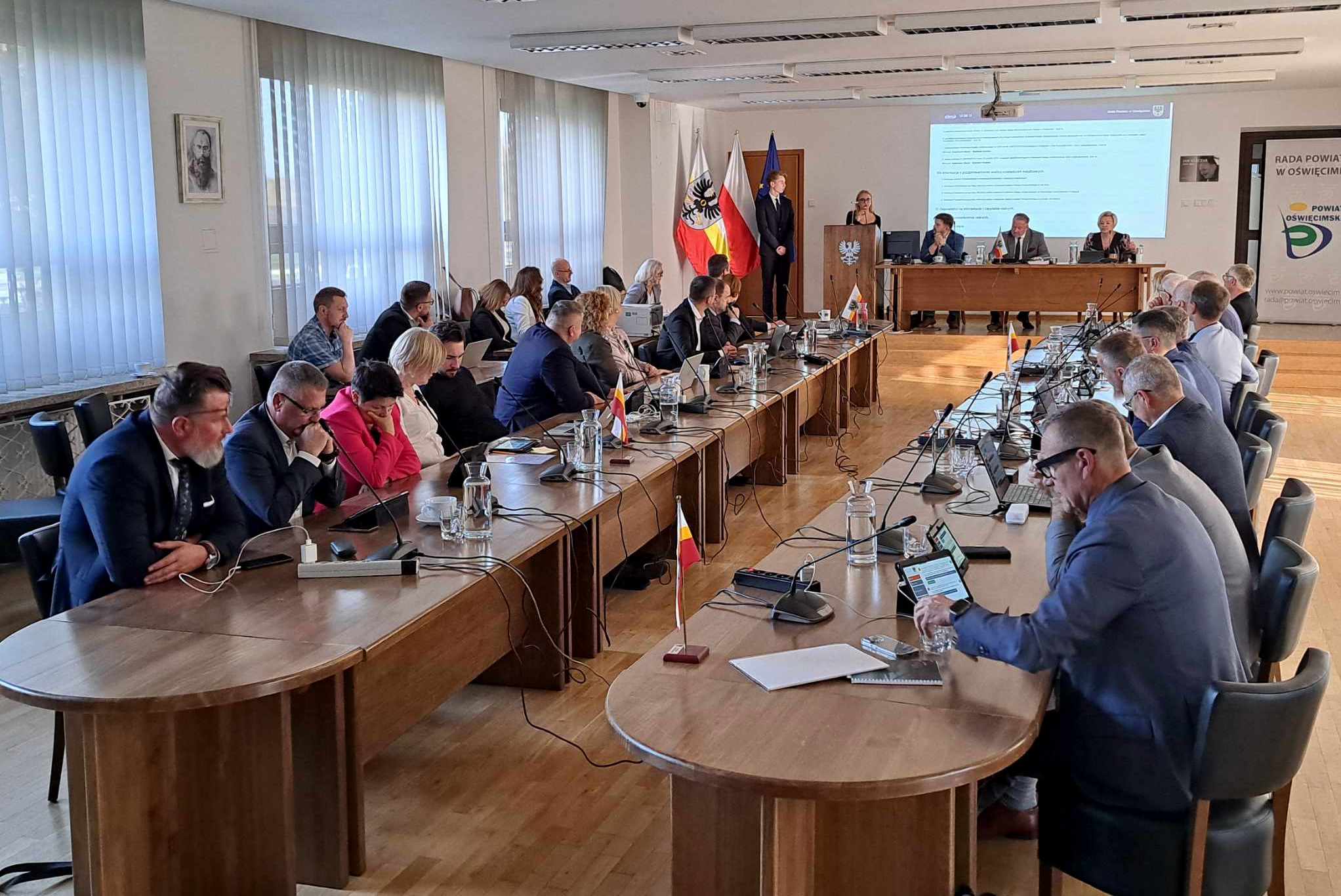 obrady radnych powiatowych w sali sesyjnej internatu powiatowego Chemika. Przemawiają inicjatorzy powstania Młodzieżowej Rady Powiatu w Oświęcimiu