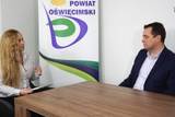 Miniaturka filmiku rozmowa ze starostą Andrzejem Skrzypińskim. Kobieta w jasnych włosach siedzi po lewej stronie, a mężczyzna siedzi po prawej stronie.