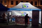 Grupa ludzi przy stoiskach