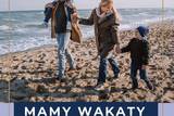 Mąż i żona idący z dwójką dzieci po plaży