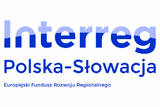 Na białym tle napisy pośrodku Interreg Polska-Słowacja, a z lewej strony logo z napisem PL-SK, zaś z prawej flaga Unii Europejskiej.