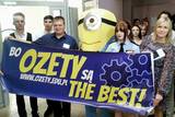 Uczniowie i nauczyciele z banerem o treści OZETY są the best.