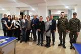 Na pamiątkowym zdjęciu laureaci i organizatorzy powiatowego konkursu wiedzy o Armii Krajowej.