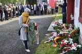 Hołd pomordowanym składa przedstawicielka Muzeum Auschwitz.