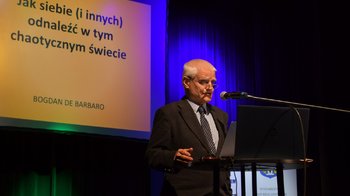 Obraz główny aktualności o tytule Zdrowie psychiczne w czasach chaosu i nadmiaru bodźców 