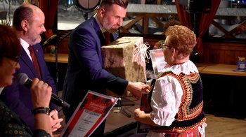 Obraz główny aktualności o tytule Powiatowy przegląd stołów wigilijnych w prawdziwie zimowym anturażu 