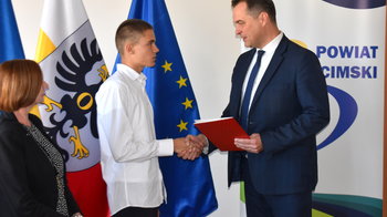 Obraz główny aktualności o tytule Powiatowe stypendium dla uzdolnionego ucznia „Wyspiana” 