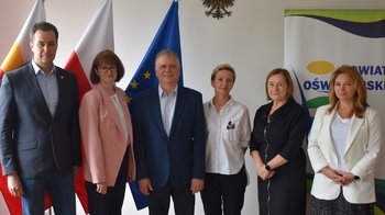 Obraz główny aktualności o tytule Gratulacje dla dyrektorów powiatowych placówek oświaty i kultury 