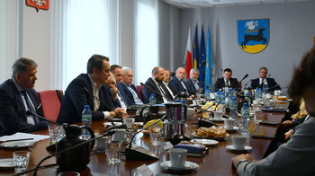 Obraz główny aktualności o tytule Rewitalizacja linii kolejowej nabiera tempa. Kluczowe spotkanie w Bieruniu 
