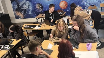 Obraz główny aktualności o tytule W powiatowej „Szóstce” także się szkolą. Edukacja XXI wieku, która łączy teorię z praktyką! 