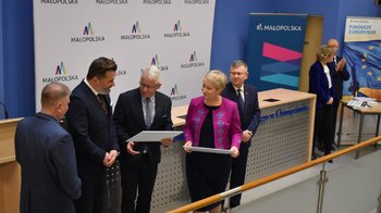 Obraz główny aktualności o tytule Fundusze dla szkół na sprzęt komputerowy i zajęcia pozalekcyjne 